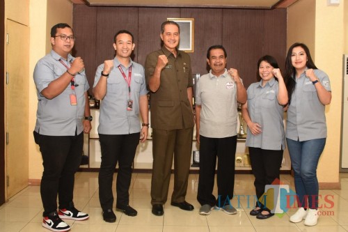 Sekda Kota Kediri dan Kepala Dinas Pariwisata usai beraudensi bersama empat perwakilan IBL. (eko Arif s /JatimTimes)