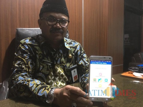 Kepala Bapenda Kabupaten Malang Dr Purnadi saat menunjukkan aplikasi Sipanji dan Simoni.(Foto : Ashaq Lupito / MalangTIMES)