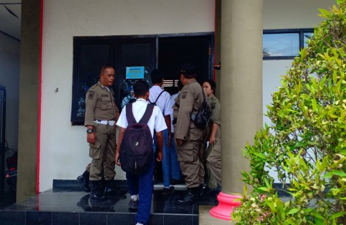 Sejumlah pelajar yang bolos dibawa ke Kantor Satpol PP Kota Blitar