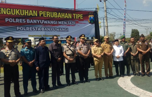 Kapolda Jatim Irjen pol Luki Hermawan berfoto bersama usai mengukuhkan Polresta Banyuwangi