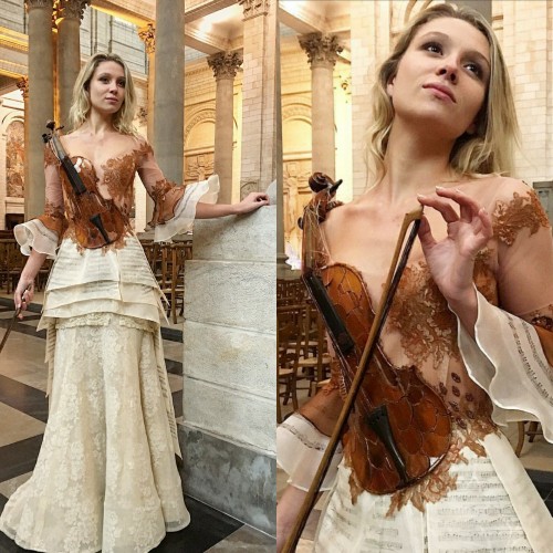 Gaun dengan hiasan biola karya Sylvie Facon (Foto: Isntagram @sylviefaconcreaticfrance)