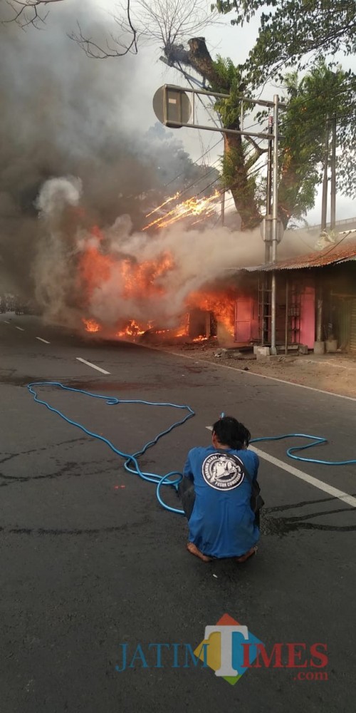Kebakaran yang terjadi di Jalan Kolonel Sugiono membakar enam bedak (ist)