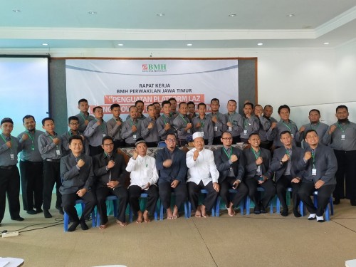 CEO LAZNAS BMH Marwan Mujahidin (nomor 4 dari kiri, depan) foto bersama Dewan Pengawas BMH dan Peserta Rakerwil BMH Perwakilan Jatim, di Pusdiklat Hidayatullah Batu, Selasa (26/11).