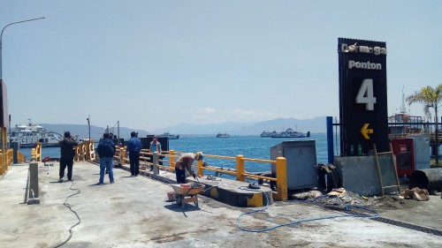 Perbaikan di sekitar dermaga Ponton