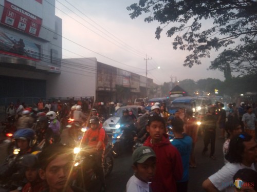 Nampak kendaran-kendaraan di Jalan Kolonel Sugiono yang mengular dan harus berjalan merayap (Anggara Sudiongko/MalangTIMES)