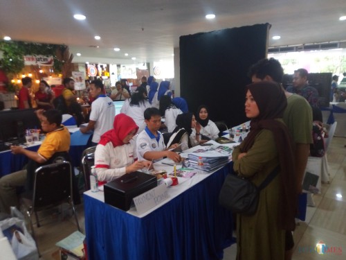 Masyarakat yang tengah memanfaatkan pelayanan BP2D di salah satu mal (Anggara Sudiongko/ MalangTIMES)