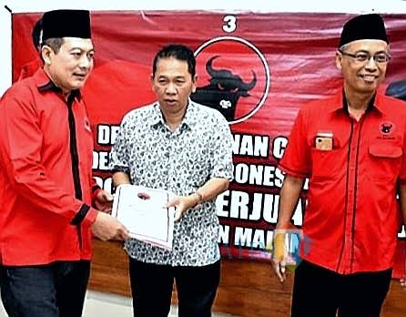Momen pendaftaran beberapa bulan lalu di kantor PDI-Perjuangan Kabupaten Malang dari Didik Budi kepada Ketua DPC PDI P Didik Gatot (kanan) (dok MalangTIMES)