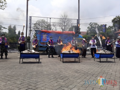 Proses pemusnahan rokok ilegal hasil penindakan Kantor Bea Cukai Malang (Arifina Cahyanti Firdausi/ MalangTIMES)