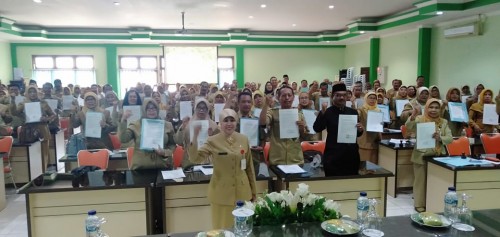 Kepala Dinas Pendidikan Kota Malang, Dra Zubaidah MM bersama kepala sekolah yang menandatangani pakta integritas. (Foto: Humas)