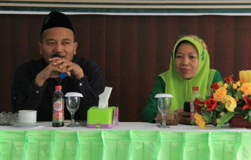 Hj Ma'mulah Harun (kanan) bersama Ketua PCNU Banyuwangi KH Ali Makki Zaini.