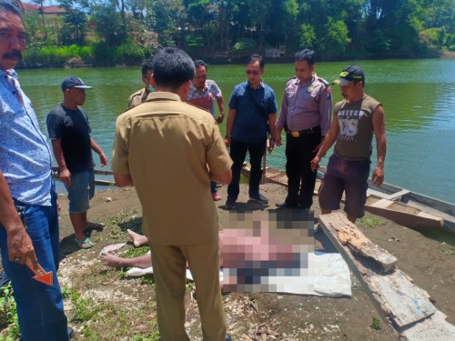 Polisi mengevakuasi jasad korban Saikul Said.