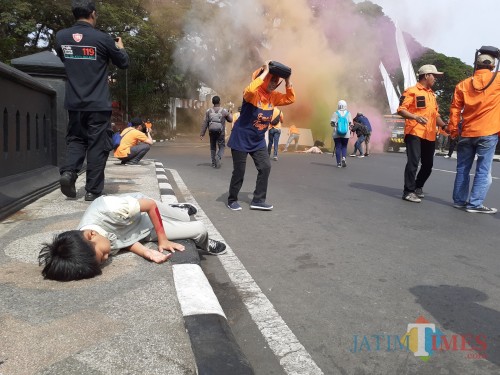 Salah satu korban yang tergelatak di pinggir area Balaikota Malang saat terjadi gempa (Arifina Cahyanti Firdausi/MalangTIMES)