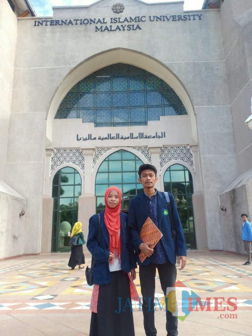 Dewan Eksekutif Mahasiswa UIN Malang Silvia Abdi Pratama dan Ketua Senat Mahasiswa UIN Malang Aldi Nur Fadil Auliya saat mengikuti Student Mobility Program (SMP) (Foto: istimewa)