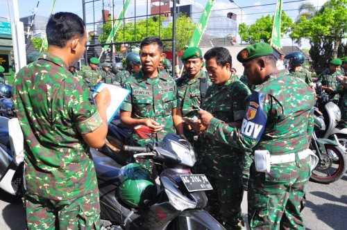 Anggota Kodim 0808/Blitar diperiksa surat-surat kendaraannya.
