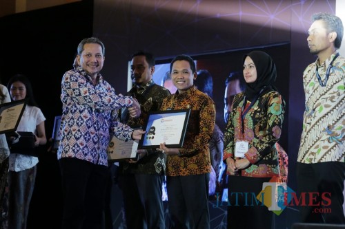 Bupati Lumajang H. Thoriqul Haq ketika menerima penghargaan dari Komisioner Ombusdman Indonesia (Foto : Moch. R. Abdul Fatah / Jatim TIMES)