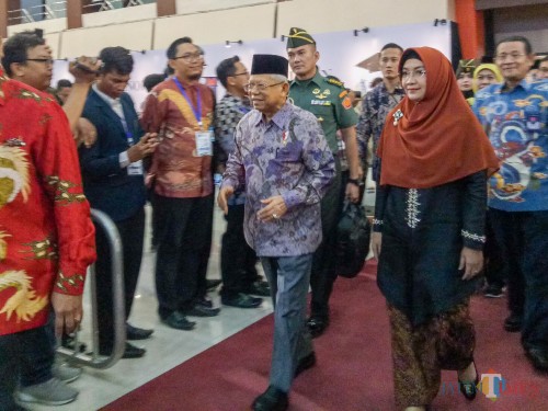 Wakil Presiden Ma'ruf Amin saat sampai di Gedung Samantha Krida UB. (Foto: Imarotul Izzah/MalangTIMES)