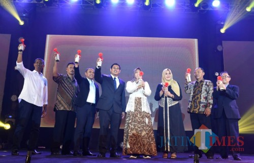 Wali Kota Kediri Abdullah Abu Bakar (tengah) saat usai memberikan penghargaan. (Eko Arif S / JatimTIMES)