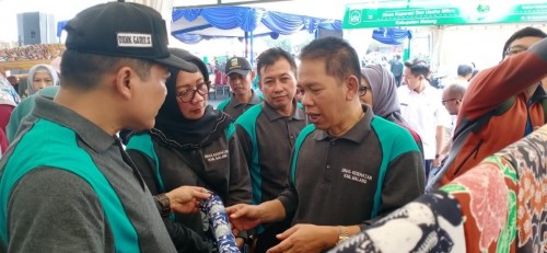 Sekretaris Daerah Kabupaten Malang, Didik Budi Muljono (tengah) beserta rombongan pejabat pemerintahan Kabupaten Malang saat mengunjungi salah satu produk UMKM