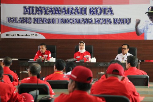 (Dari kiri) Wakil Wali Kota Batu Punjul Santoso dan Wali Kota Batu Dewanti Rumpoko saat musyawarah kota di lantai 3 Balai Kota Among Tani, Kamis (28/11/2019).