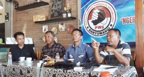 Para narasumber yang dipandu moderator aktivis Pecinta Alam Didik Indrayanto saat gesah ambi ngopi bareng di Cafe D'Coco Banyuwangi