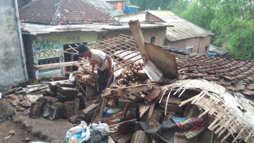 Kondisi rumah Nenek Siani, warga Lowokwaru yang roboh saat hujan deras (Istimewa).