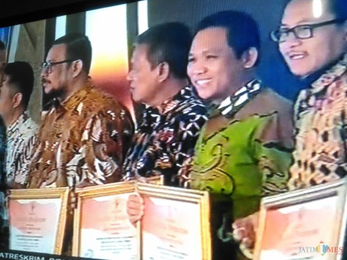 Bupati Lumajang saat menerima penghargaan dari Komisi Informasi (Foto : Moch. R. Abdul Fatah / Jatim TIMES)