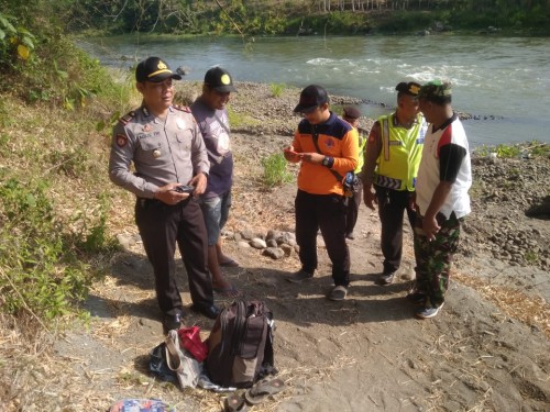 Polisi dan TNI melakukan pencarian korban Edi Wahyudi