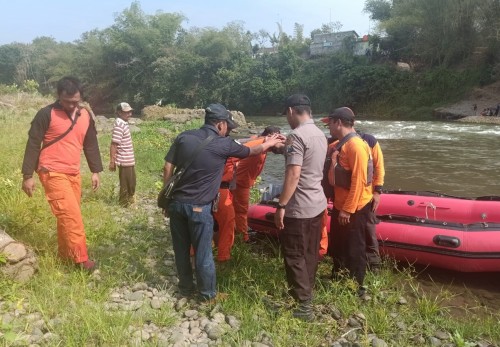 Pencarian korban tenggelam di sungai Brantas korban dari Ponorogo terus dilakukan petugas Tim Gabungan