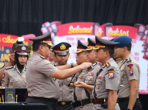 Suasana sertijab Kapolres Malang Kota dari AKBP Dony Alexander kepada AKBP Leonardus Harapantua Simarmata oleh Kapolda Jatim Irjen Pol Luki Hermawan di Halaman Mapolresta Malang Kota, Kamis (28/11) (Foto: Humas Polresta Malang Kota)