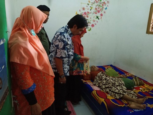 Camat Lowokwaru, Imam Badar (tengah kenakan kamerane motif hitam putih saat melihat kondisi nenek Siani (Istimewa)