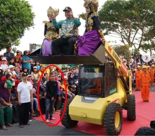 Adrinaldo (dilingkari), pemilik Plonk Creative Studio, penguasa even di Disparbud Kabupaten Malang saat Kirab Budaya Malang Beach Festival III di Jalibar Kepanjen, Sabtu, 29 September 2019.(Foto Instagram Disparbud Kabupaten Malang)
