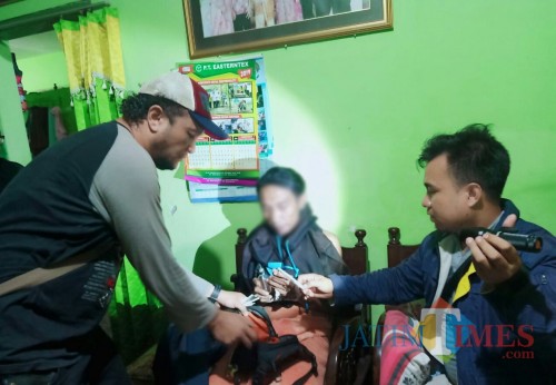Tersangka Farid Rahmawan (tengah) saat digerebek polisi dengan tanpa perlawanan lantaran terlibat jaringan peredaran narkoba (Foto : Polsek Singosari for MalangTIMES)