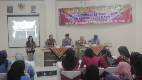 Kepala Disnaker Kabupaten Blitar Haris Susianto membuka sosialisasi kewirausahaan di Hotel Ilhami (Foto: Aunur Rofiq/ BlitarTIMES)