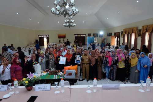 Kepala Bakorwil III, Benny Sampir Wanto bersama pemateri dan UMKM se-Malang Raya di Hotel Ciptaningati Kota Batu, Kamis (28/11/2019).