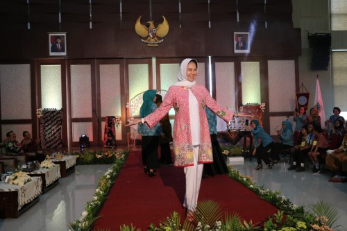 Wali Kota Batu Dewanti Rumpoko saat fashion lomba fashion show di Graha Pancasila, Balai Kota Among Tani, Kamis (28/11/2019).