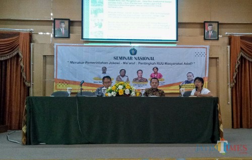 Sekjen AMAN Rukka Sombolinggi (paling kanan) serta dosen Ilmu Pemerintahan dan Ketua Badan Penelitian & Pengabdian FISIP UB Muhammad Lukman Hakim (paling kiri). (Foto: Imarotul Izzah/MalangTIMES)