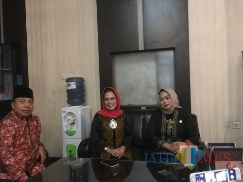 Ketua Fraksi PDIP DPR Provinsi Jawa Timur Sri Untari (tengah) saat ditemui awak media terkait rekom bakal calon bupati Malang. (Foto : Ashaq Lupito / MalangTIMES)