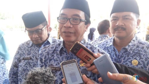 Wakil Bupati Jember Drs. KH. Abdul Muqit Arief saat diwawancarai usai upacara HUT Guru dan HUT Korpri (foto : Moh. Ali Makrus / Jatim TIMES)