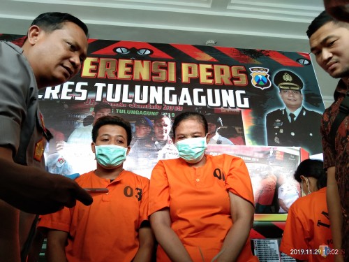 Kapolres Tulungagung AKBP Eva Guna Pandia saat bertanya kepada Aminah dan anaknya tentang aksi pemcurian yang dilakukannya. (foto : Joko Pramono/jatim Times)
