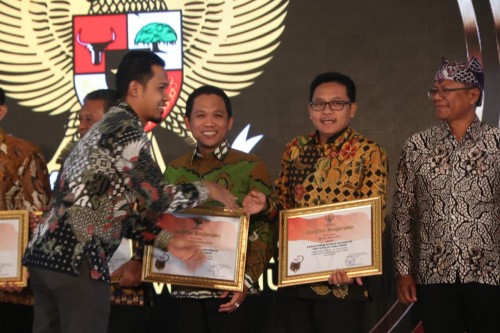 Wali Kota Malang Sutiaji (dua dari kanan) saat menerima penghargaan kategori Badan Publik Menuju Informatif pada PPID award (Foto: Humas Pemkot Malang)