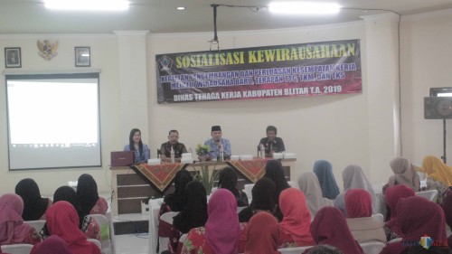 Sosialisasi kewirausahaan bagi alumni pelatihan batik, perajin batik dan Pertakina digelar Disnaker Kab Blitar.(Foto : Aunur Rofiq/BlitarTIMES)