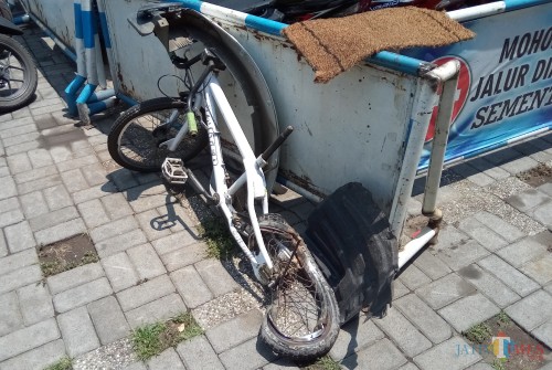 Kondisi sepeda korban yang remuk setelah jadi korban tabrak lari. Di situ juga ada serpihan bodi mobil yang tertinggal usai kejadian kecelakaan.(Anggara Sudiongko/MalangTIMES)