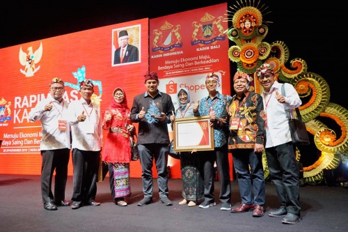 Wali Kota Kediri Abdullah Abu Bakar meraih penghargaan dari Kamar Dagang dan Industri (Kadin) Award 2019 kategori Wali Kota/Kepala Pemerintahan Kota Terbaik. (Foto: Istimewa)