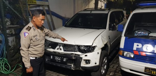 Kanit Laka saat menunjukan mobil yang menabrak korban (ist)