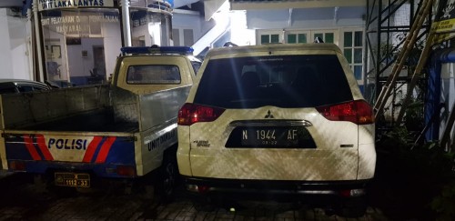 Mobil Pajero Sport warna putih bernopol N 1944 AF yang menabrak dua tukang sampah (ist)
