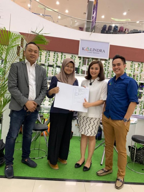 Salah satu investor (urutan kedua dari kanan) yang tidak mau kehilangan unit Tower A The Kalindra Apartment. (Foto istimewa)