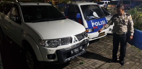 Kanit laka saat menunjukkan mobil yang menabrak dua korban meninggal di Jalan Mayjen Sungkono. (ist)