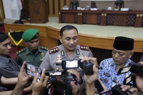 Kapolres Malang AKBP Yade Setiawan Ujung (tengah) saat ditanya awak media terkait upaya pemberantasan korupsi (Foto : Dokumen MalangTIMES)