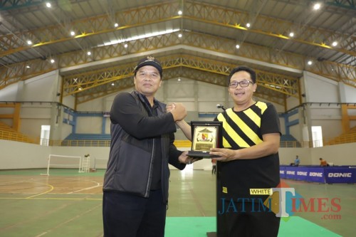Bupati Bandung, Dadang M. Nasir (kiri) bersalaman dengan Wali Kota Malang Sutiaji sebagai bentuk sinergi antara Kabupaten Bandung dan Kota Malang (Humas Pemkot Malang for MalangTIMES).