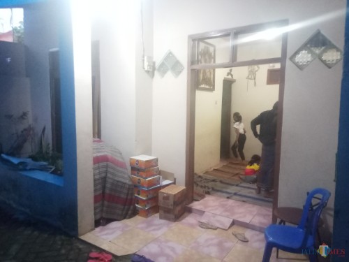 Suasana depan rumah Mukidi dan Bambang, yang terlihat tengah mempersiapkan pembacaan doa untuk Mukidi dan Bambang (Anggara Sudiongko/MalangTIMES)
